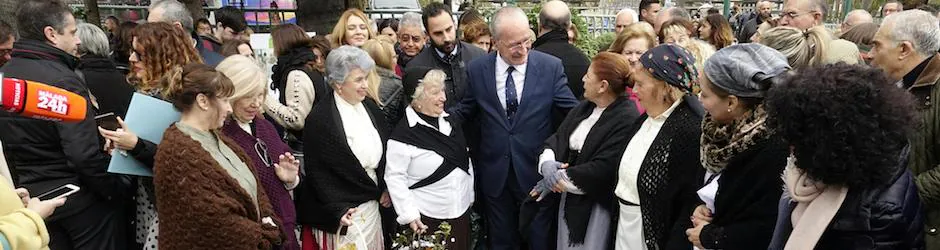 El alcalde descubre la placa junto a un grupo de mujeres vestidas de «faeneras»