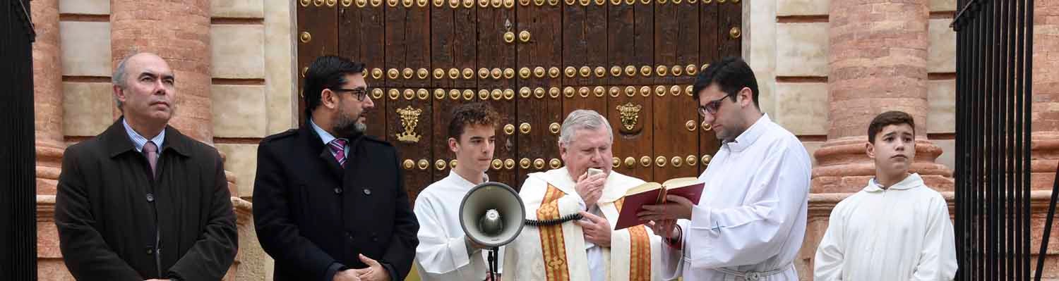 El acto de inauguración de la restauración de la puerta del Sol utrerana