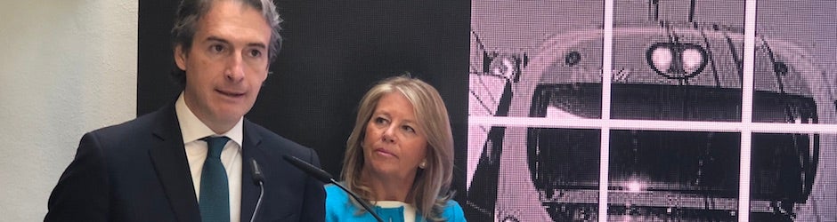 De la Serna junto a la alcaldesa Ángeles Muñoz en Marbella / J.J.M.