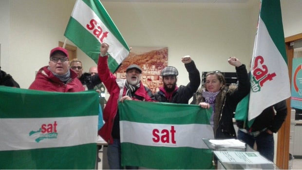 Miembros del SAT, durante la ocupación de la sede de Endesa en Granada
