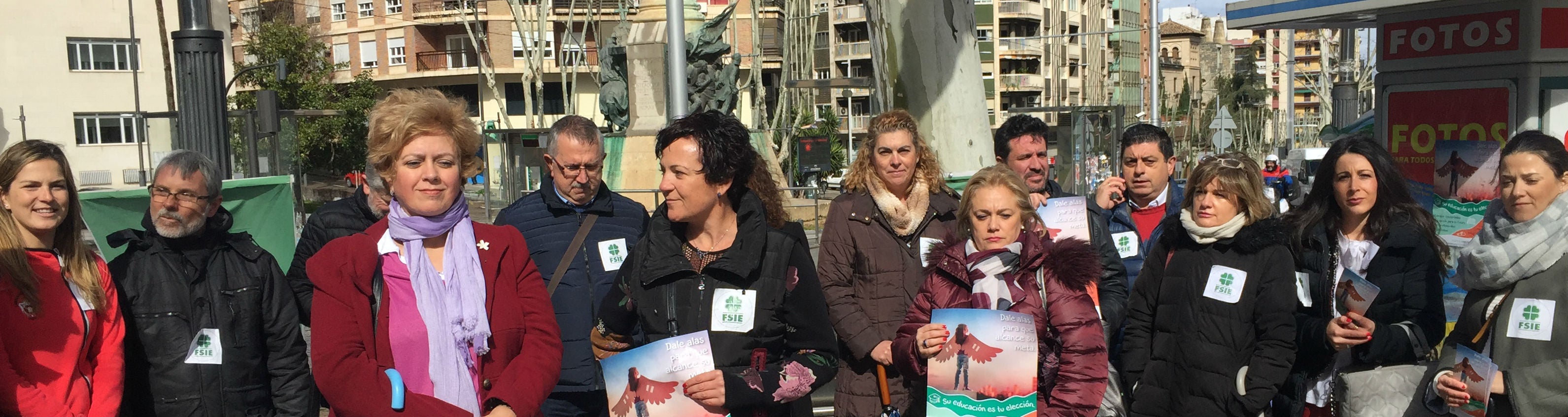 Concentración en Jaén de representantes de la escuela concertada.