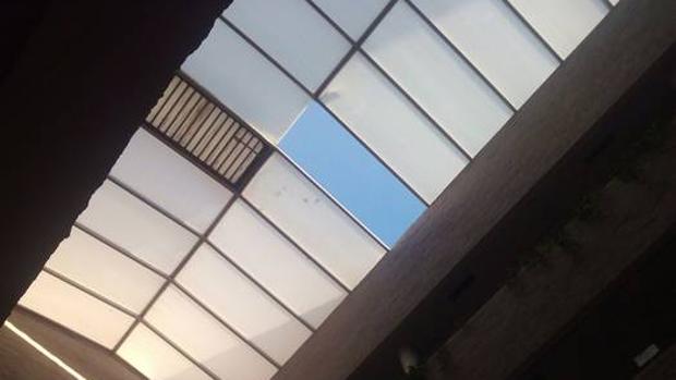 Sale volando parte de un techo en un hospital de Huelva por las extremas condiciones meteorológicas