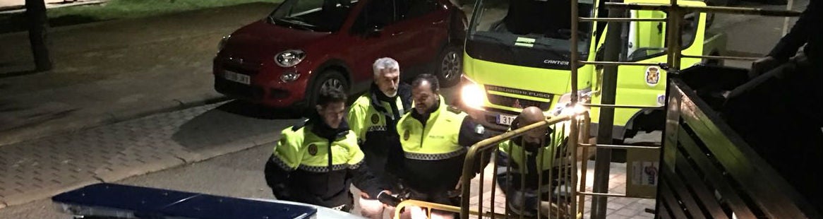 Agentes de la Policía Local en el lugar donde se produjo el ataque.