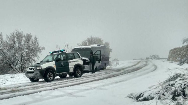 Rescatan a menores atrapados por la nieve en un autobús escolar en Jaén