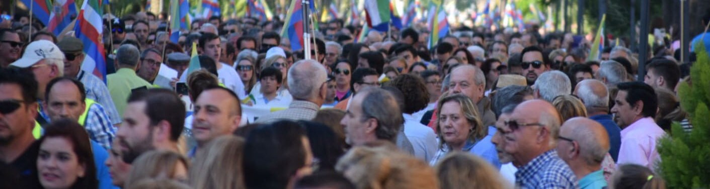 Miles de personas han participado en la segunda manifestación contra los incumplimientos políticos.