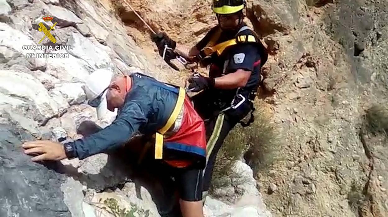 Momento del rescate en el Barranco del Cuerno