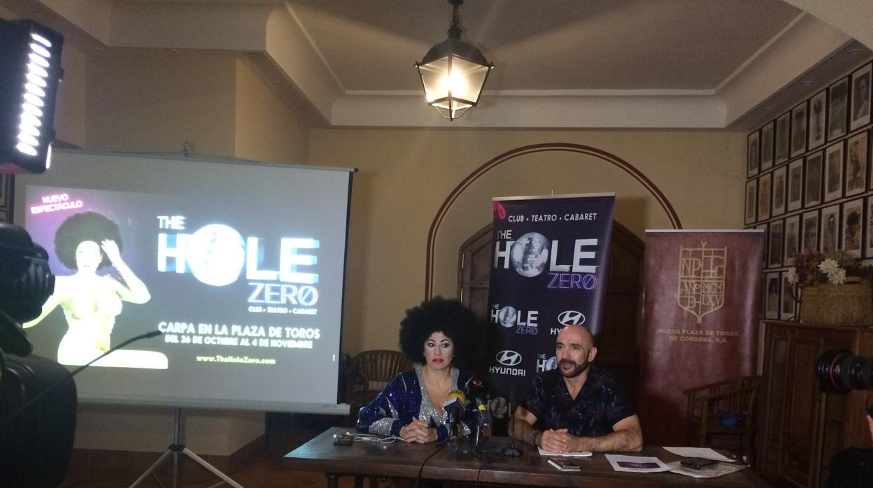 El coordinador del espectáculo y una de las actrices, en la presentación de «The Hole Zero», en el Coso de los Califas de Córdoba