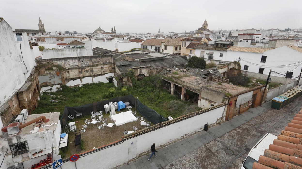 Solar abandonado en la calle Costanillas de Córdoba, en el barrio de San Agustín