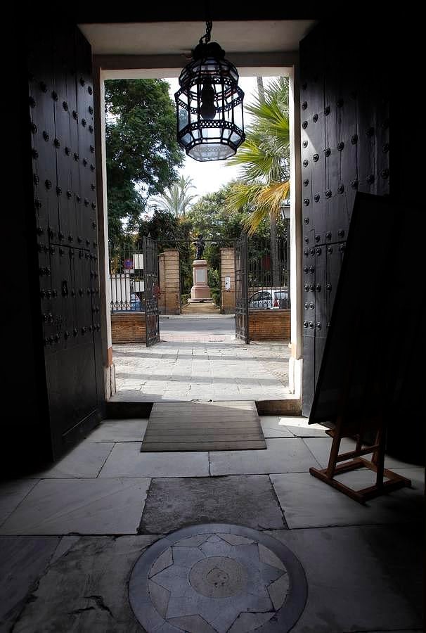 En el jardín de enfrente se puede ver la obra de Susillo que representa a Mañara llevando en brazos a un pobre
