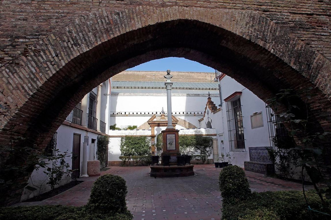 Uno de los arcos medievales de las Atarazanas enmarca el busto de Mañara