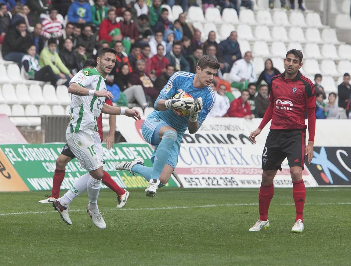 Derrota blanquiverde en El Arcángel (1-2). La lluvia ha sido una de las protagonistas de un vistoso partido entre el Córdoba y el Mirandés