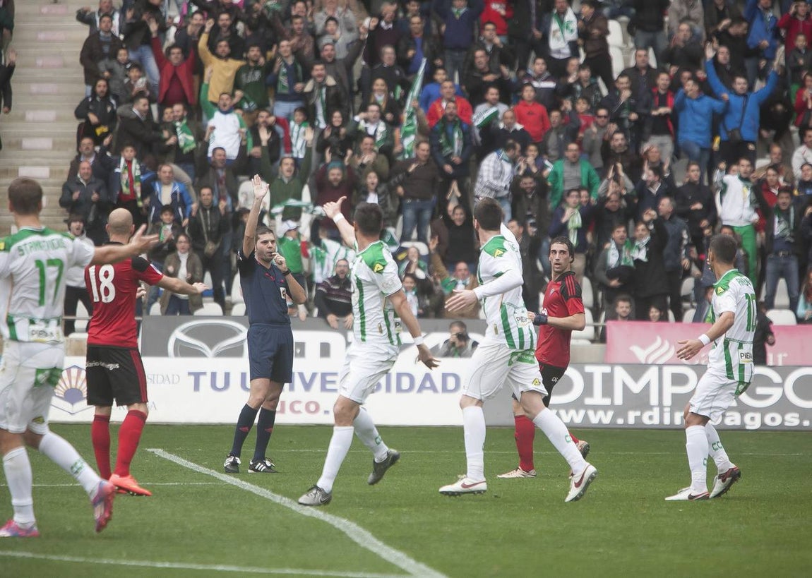 Derrota blanquiverde en El Arcángel (1-2). La lluvia ha sido una de las protagonistas de un vistoso partido entre el Córdoba y el Mirandés