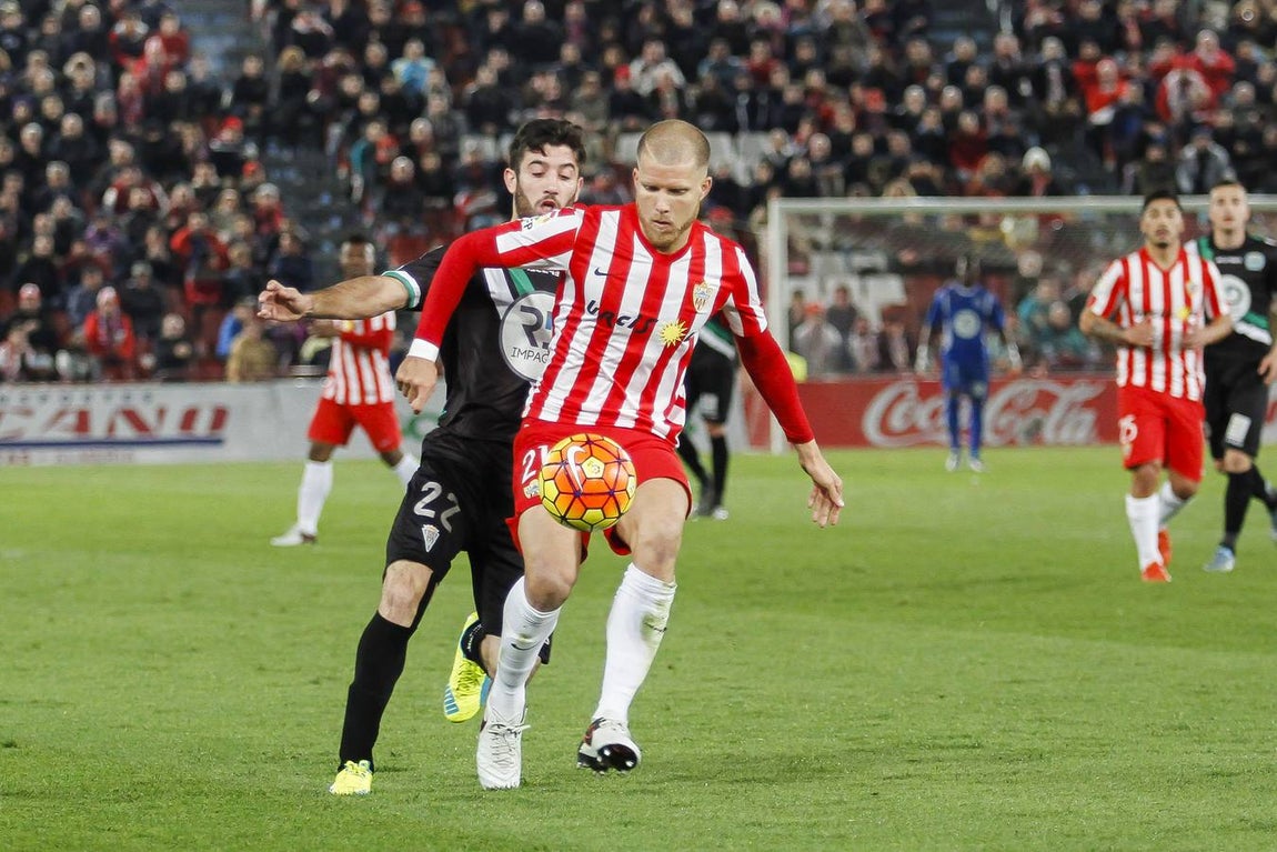 Victoria del Córdoba en Almería (0-1). Los Oltra son segundos en la tabla clasificatoria tras ganar con un gol de Florin Andone