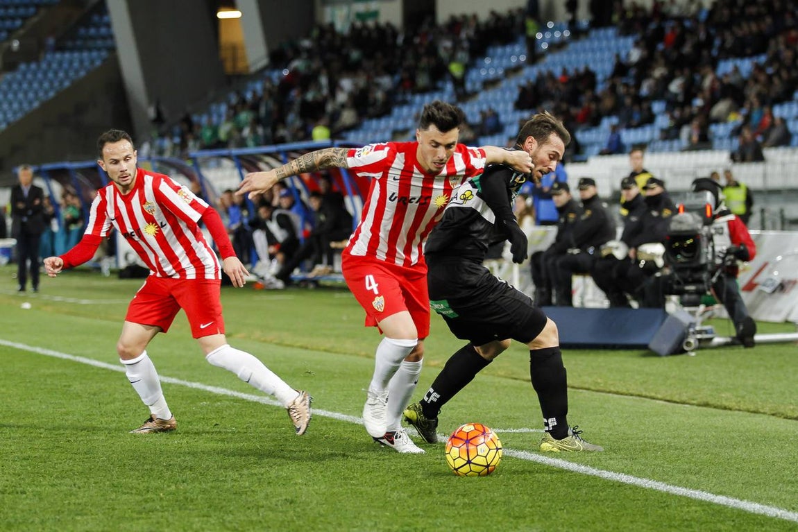 Victoria del Córdoba en Almería (0-1). Los Oltra son segundos en la tabla clasificatoria tras ganar con un gol de Florin Andone