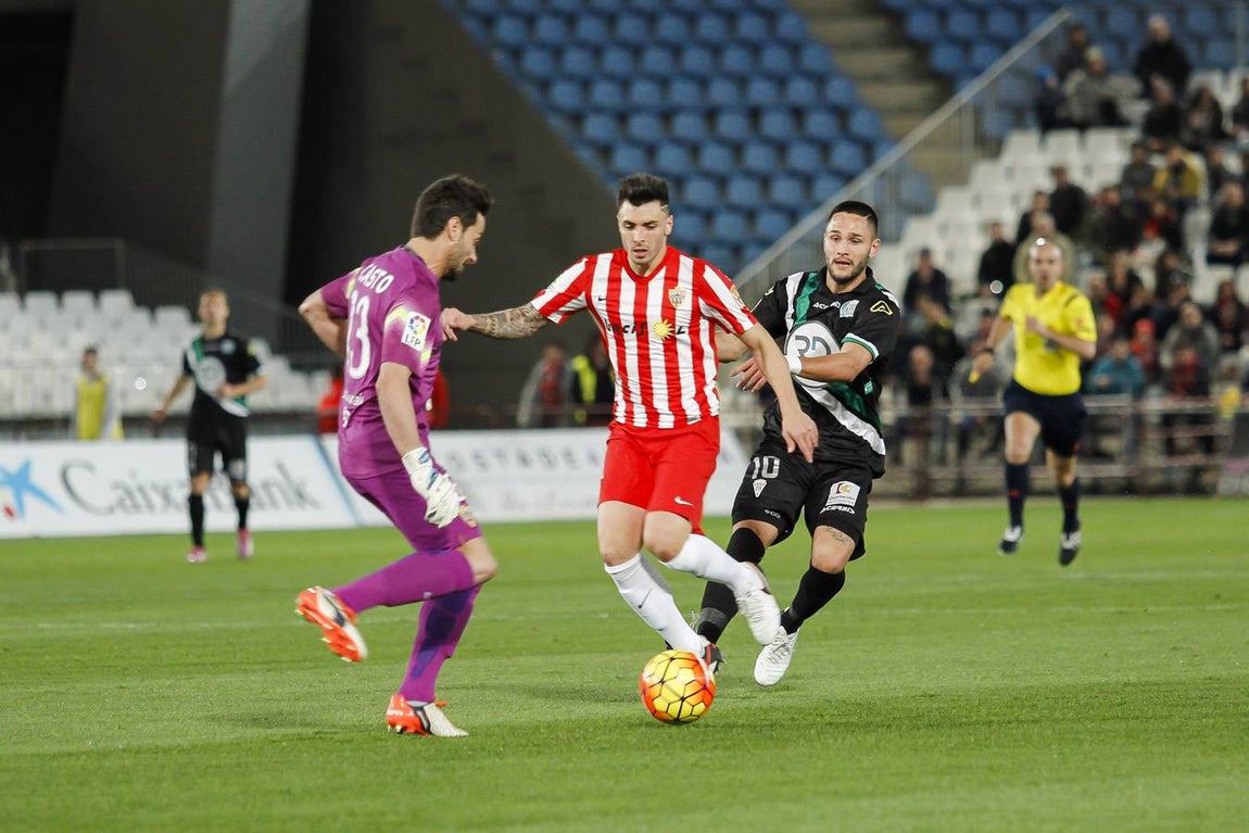 Victoria del Córdoba en Almería (0-1). Los Oltra son segundos en la tabla clasificatoria tras ganar con un gol de Florin Andone