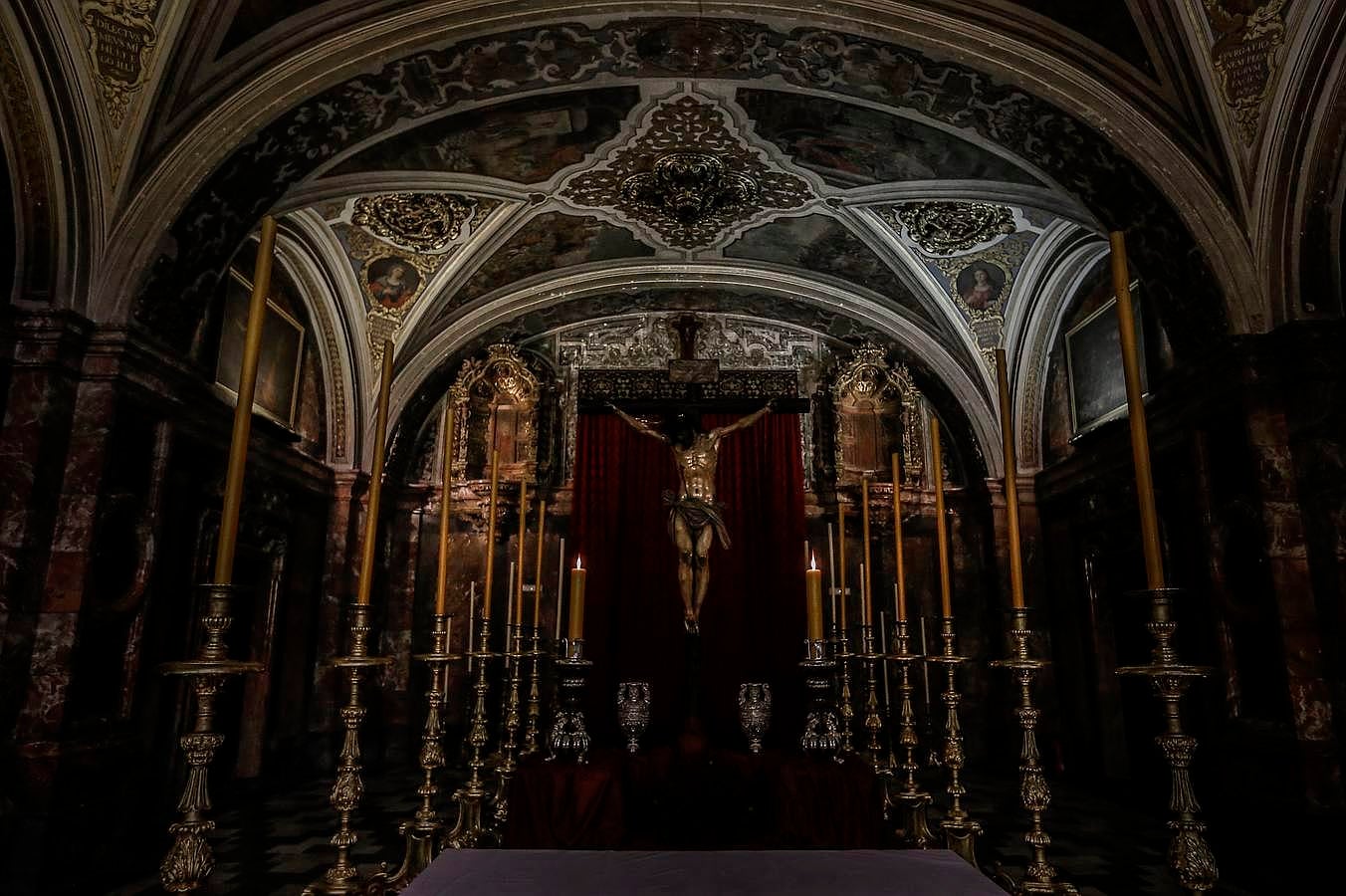 Sevilla se viste con las luces de la Cuaresma