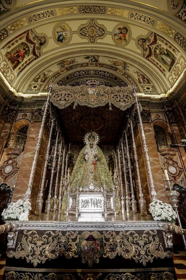 La Virgen de la Esperanza, ya en su paso de palio