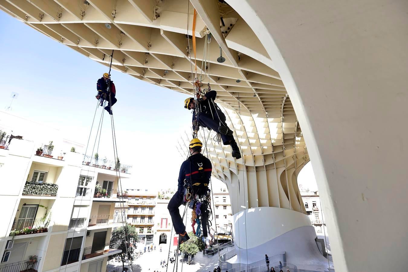 Maniobras de rescate en altura en pleno Sevilla