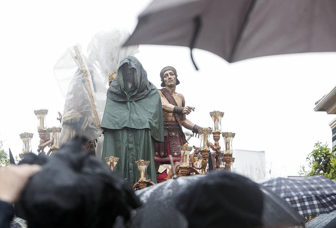 La lluvia obligó al Amor a volver a su templo