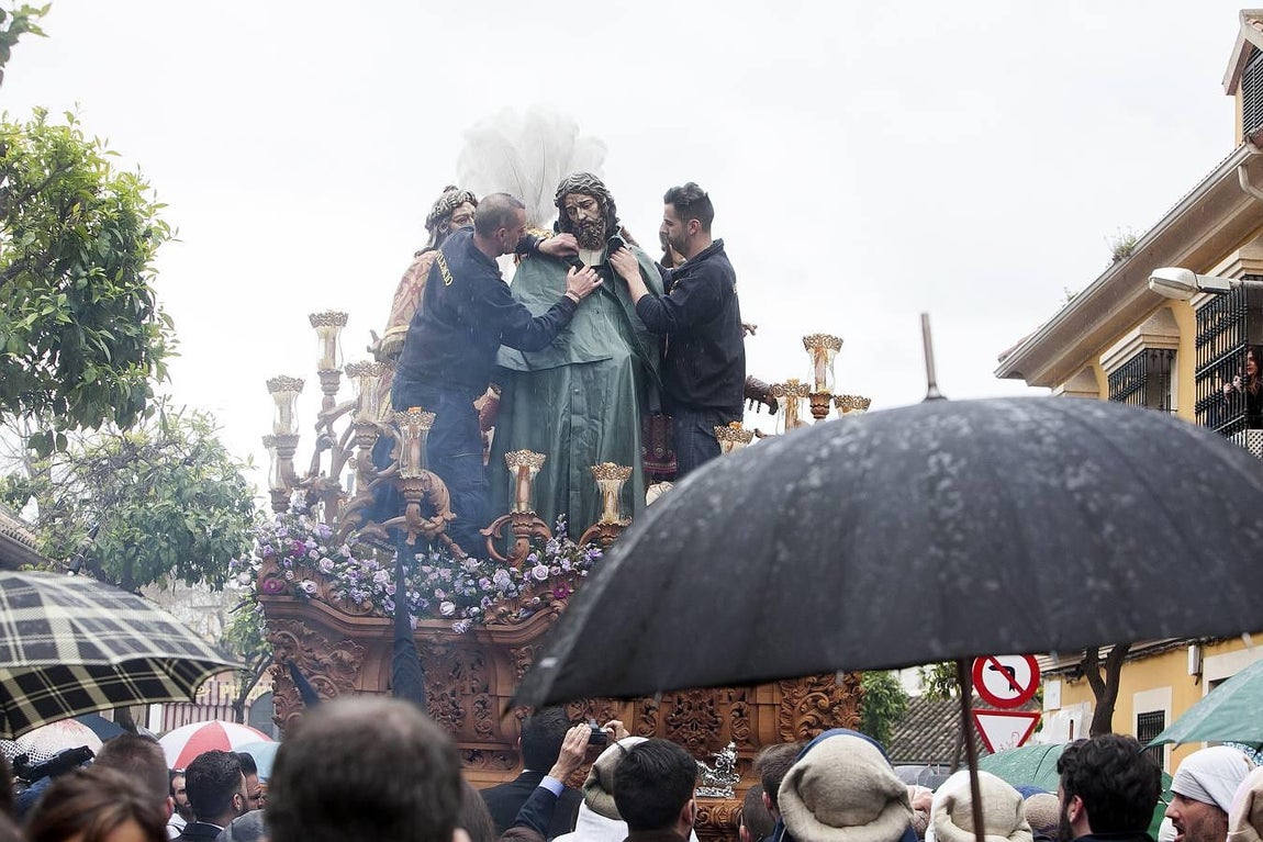 La lluvia obligó al Amor a volver a su templo