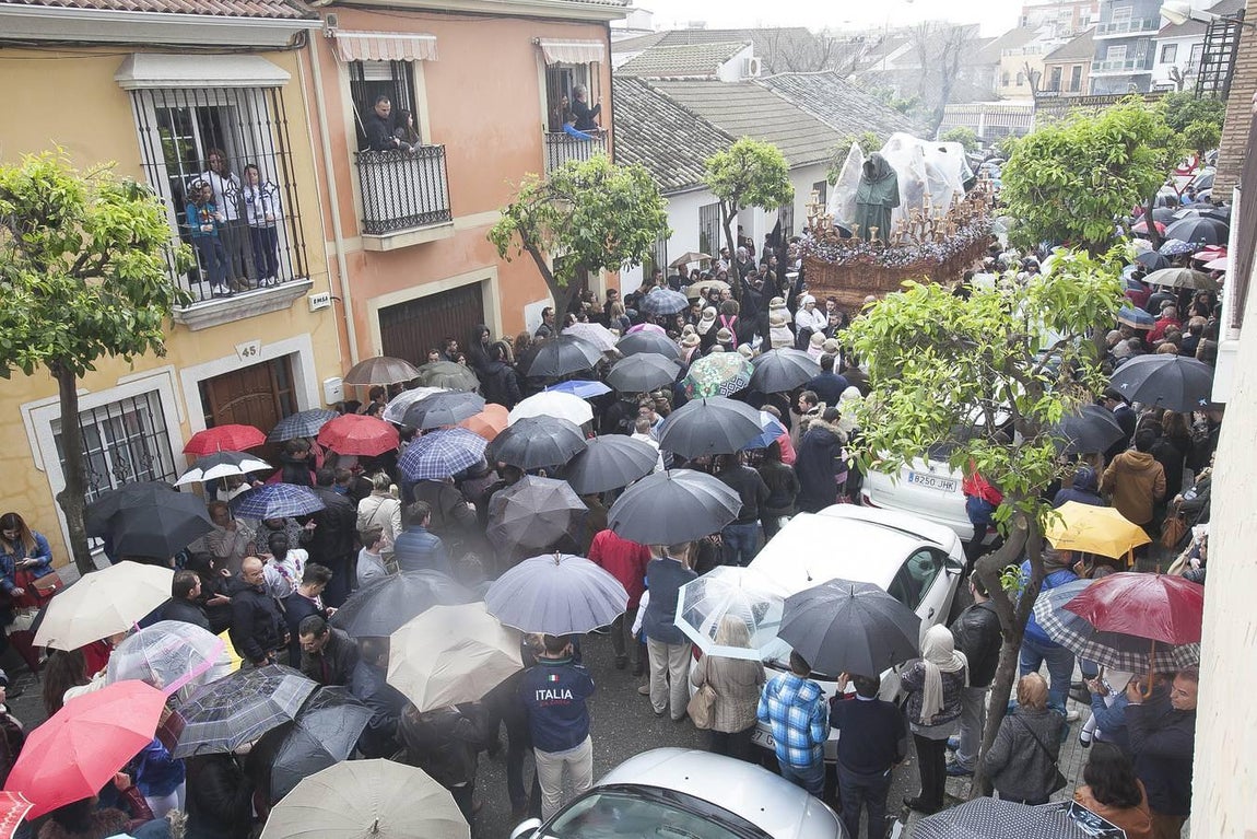 La lluvia obligó al Amor a volver a su templo