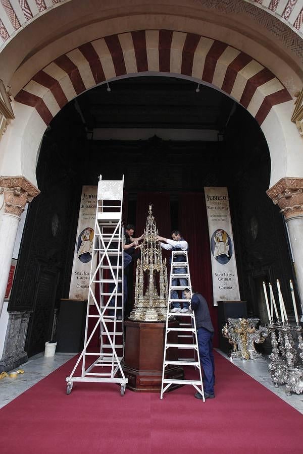 En imágenes, la Custodia de Arfe en el altar de la Catedral de Córdoba