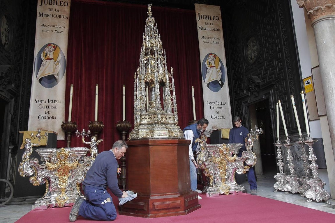 En imágenes, la Custodia de Arfe en el altar de la Catedral de Córdoba