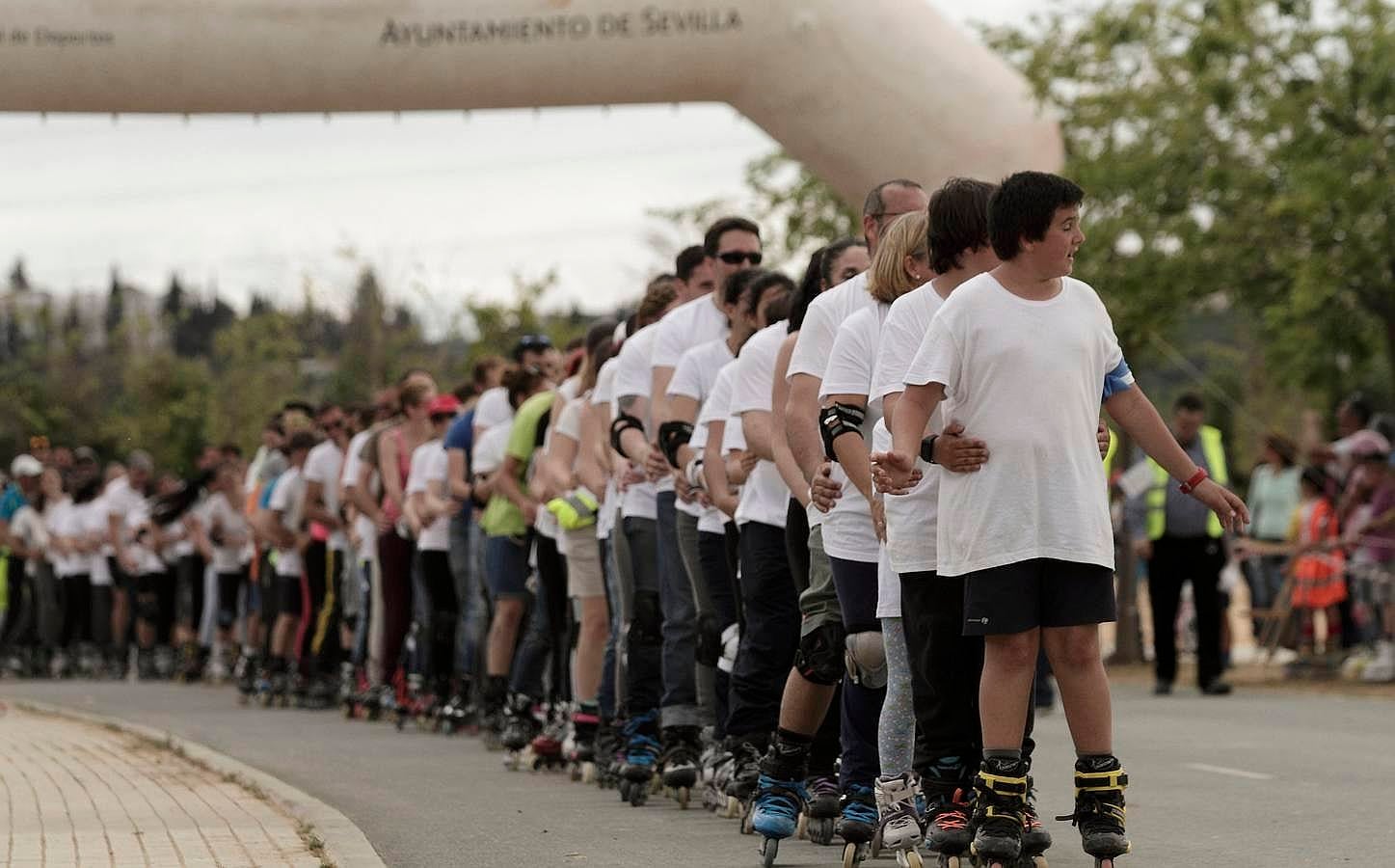 Nuevo récord de patinadores en cadena en Sevilla