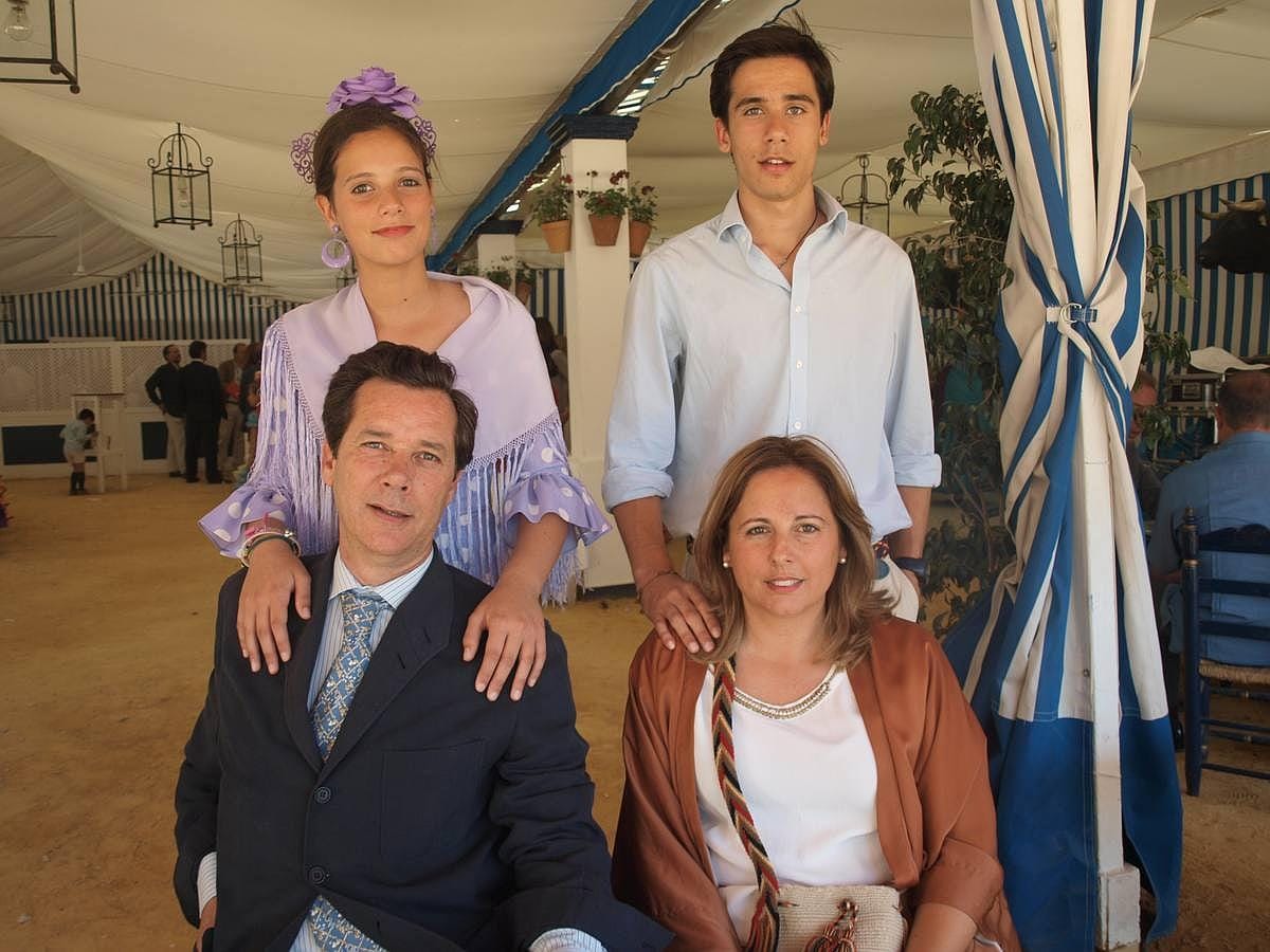 El matrimonio Benjumeda O'Neale junto a sus hijos Enrique e Inés
