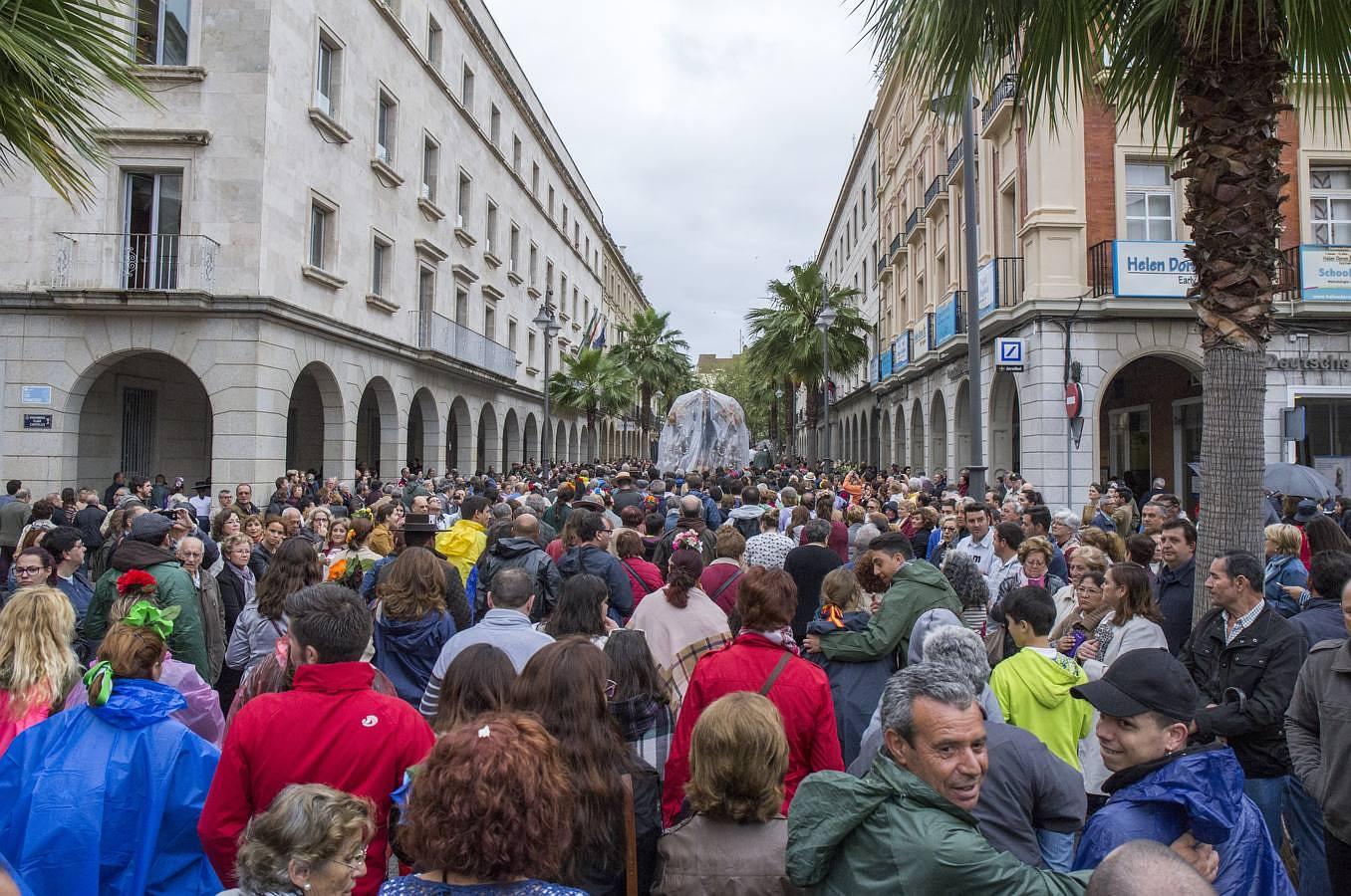 Huelva despide al Simpecado de Emigrantes