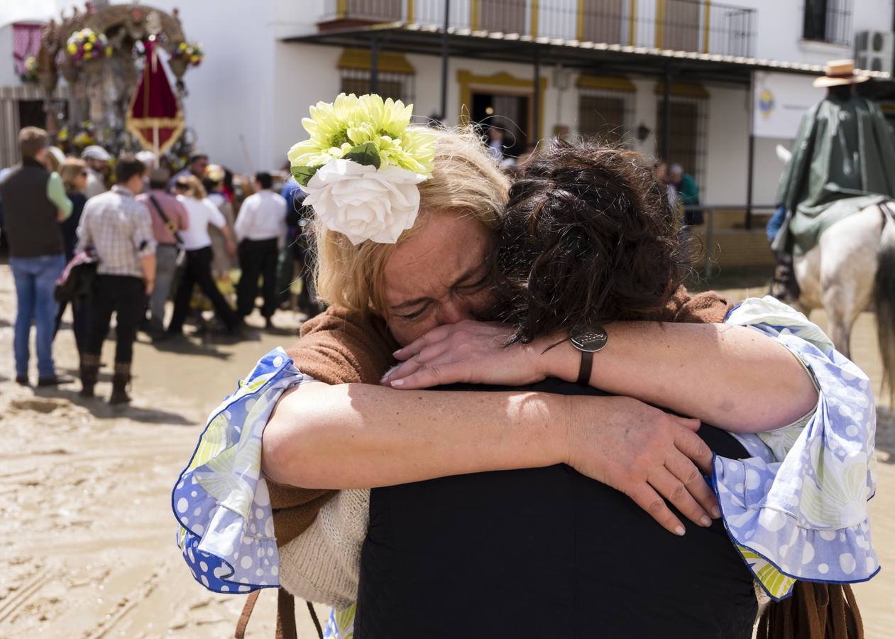 Dos mujeres se abrazan emocionadas al llegar esta tarde a la aldea almonteña y dar por finalizado el largo peregrinaje