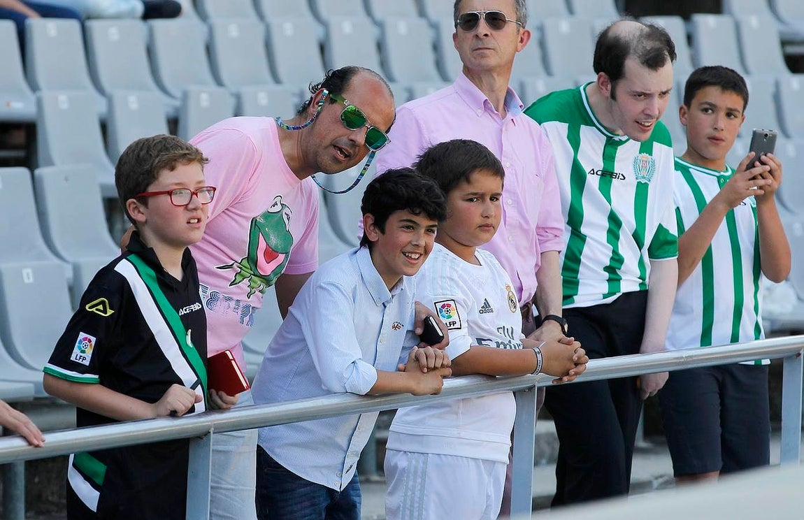 En imágenes, el ambiente en la grada del Córdoba-Elche