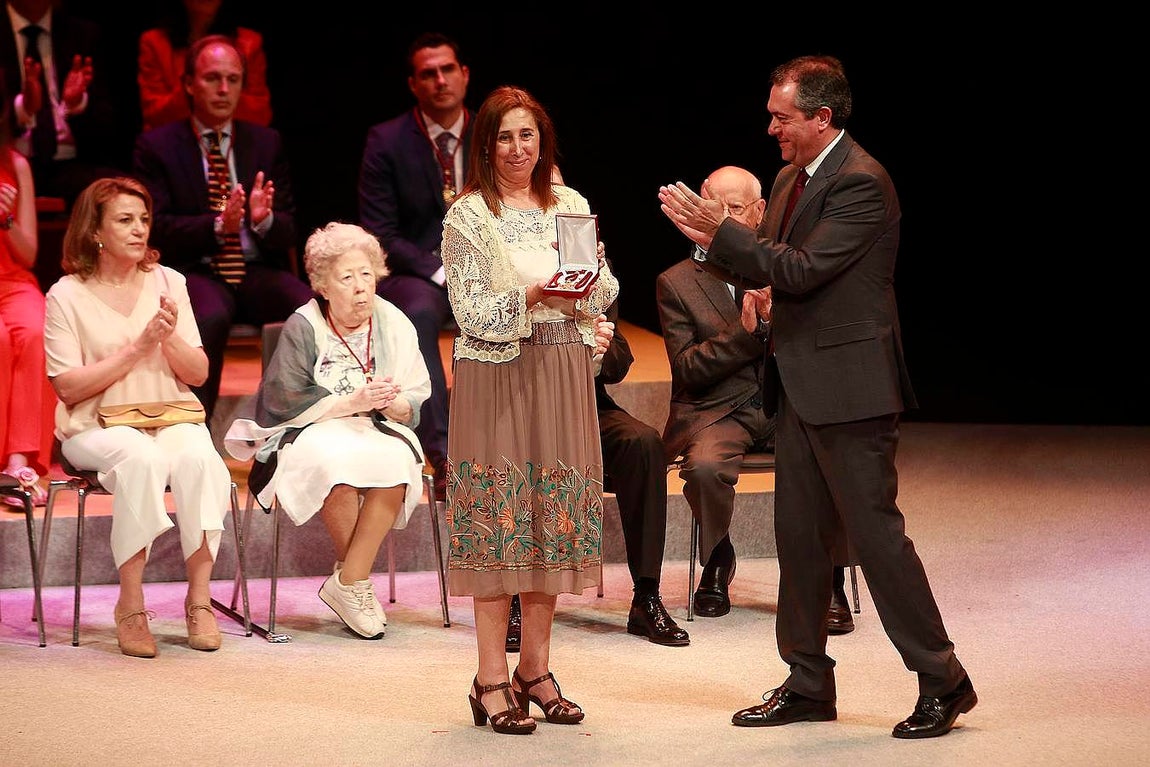 La directora del CEIP Nuestra Señora de la Paz, Concepción Delgado, recoge la medalla concedida a su colegio