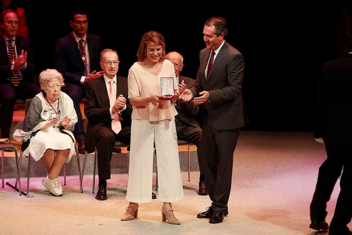 La directora del CEIP Buenavista, Victoria Lozano, recoge la medalla concedida a su colegio