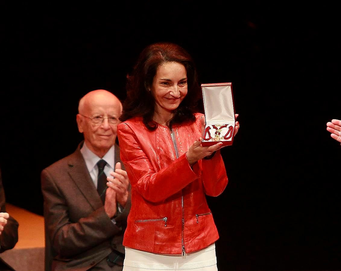 La presidenta de Amuvi, Celia Pulido, recibió la medalla para su asociación