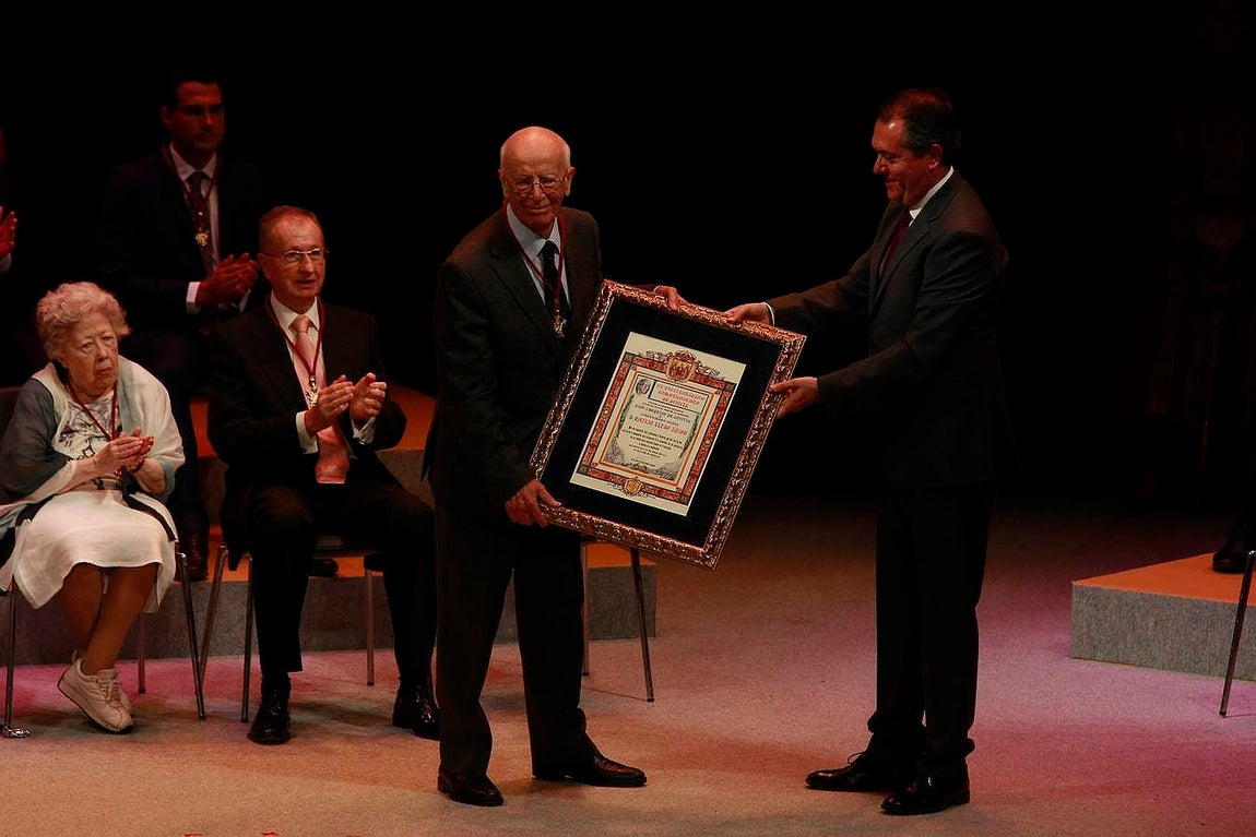 Emilio Lledó recibe el título de Hijo Predilecto de Sevilla