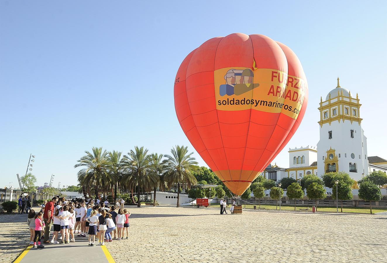 Jornadas de la Armada con globos aerostáticos en Sevilla