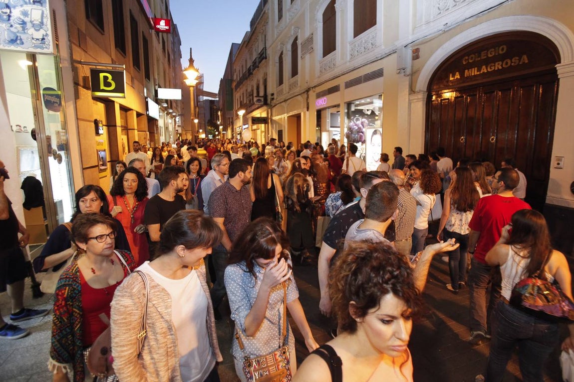 Estampas de una noche de compras en Córdoba
