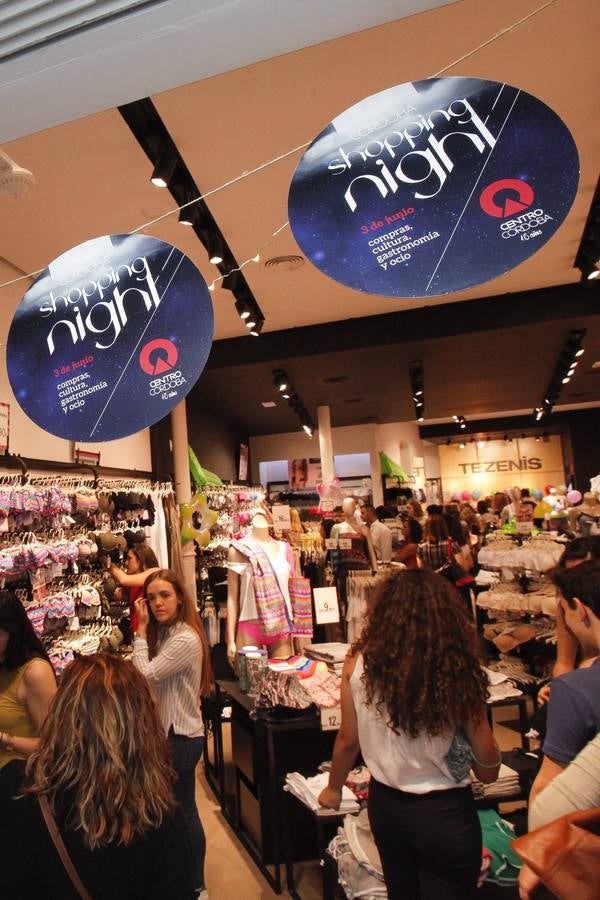 Estampas de una noche de compras en Córdoba
