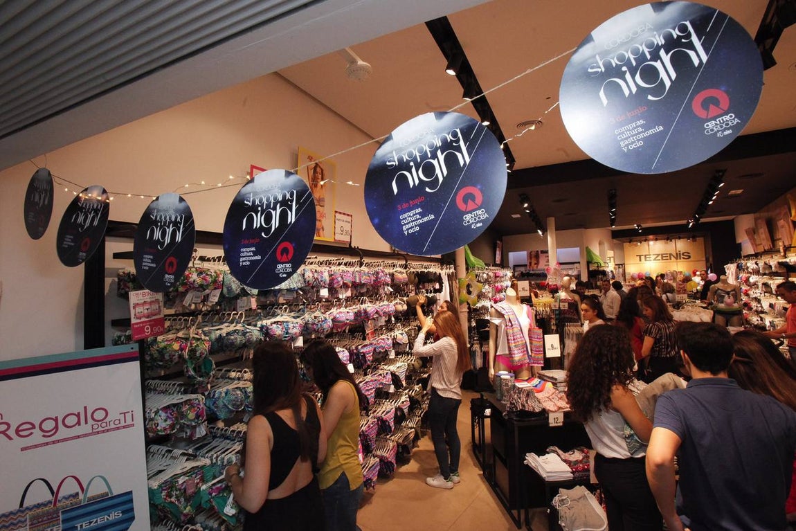 Estampas de una noche de compras en Córdoba