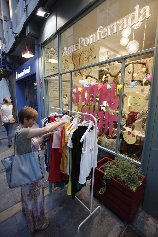 Estampas de una noche de compras en Córdoba