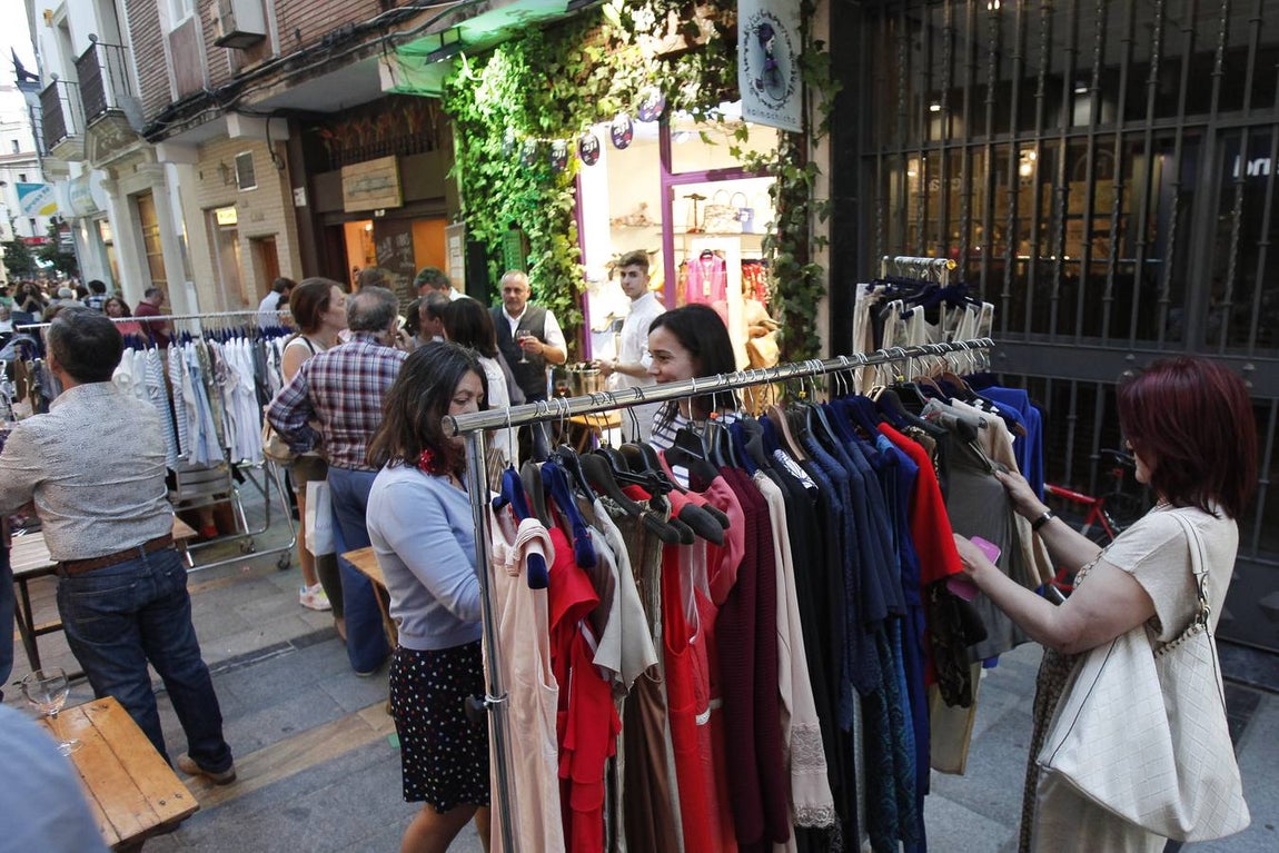 Estampas de una noche de compras en Córdoba