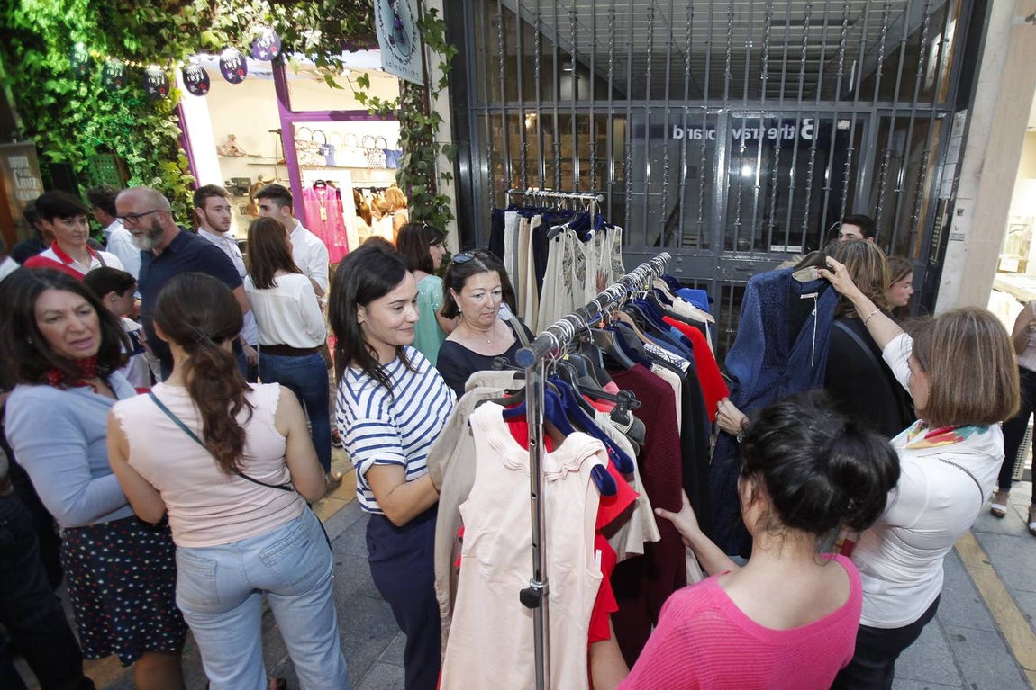 Estampas de una noche de compras en Córdoba