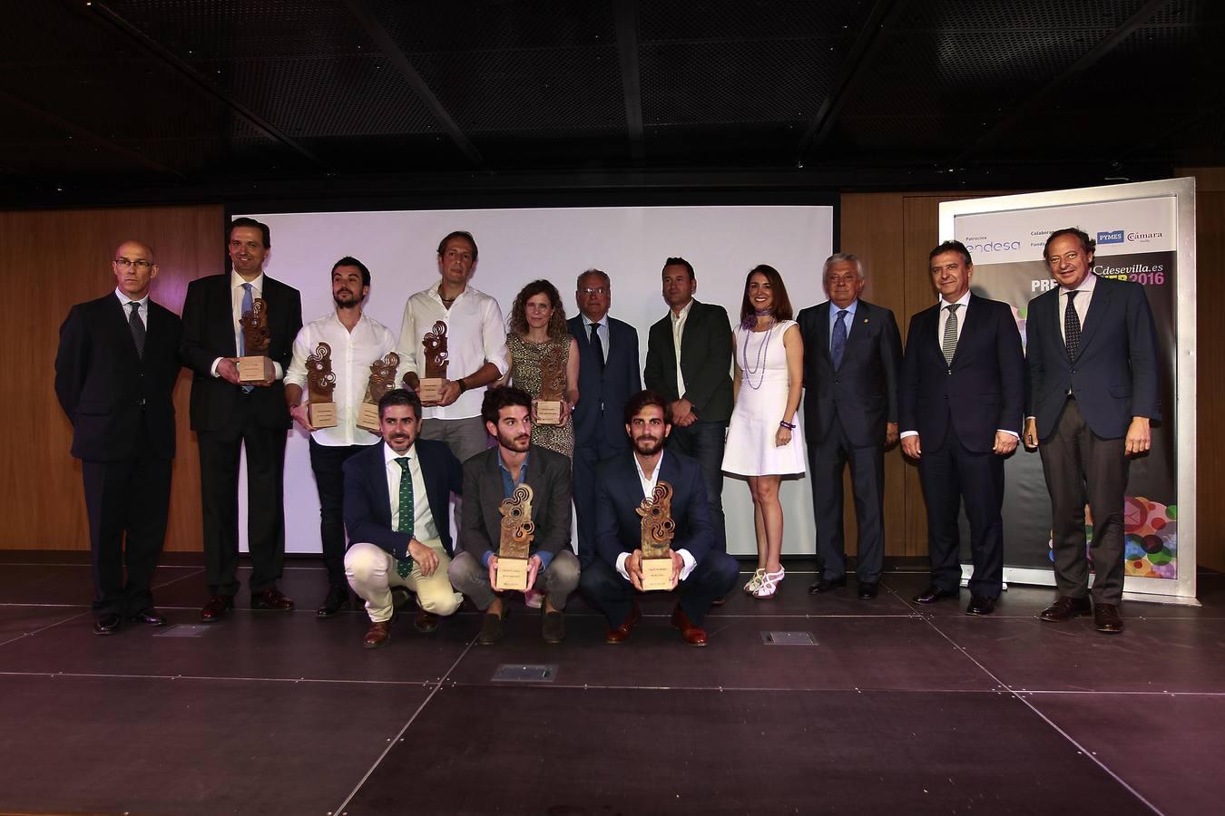 Foto de familia de los galardonadoss en la quinta edición de los Premios Web de ABc de Sevilla