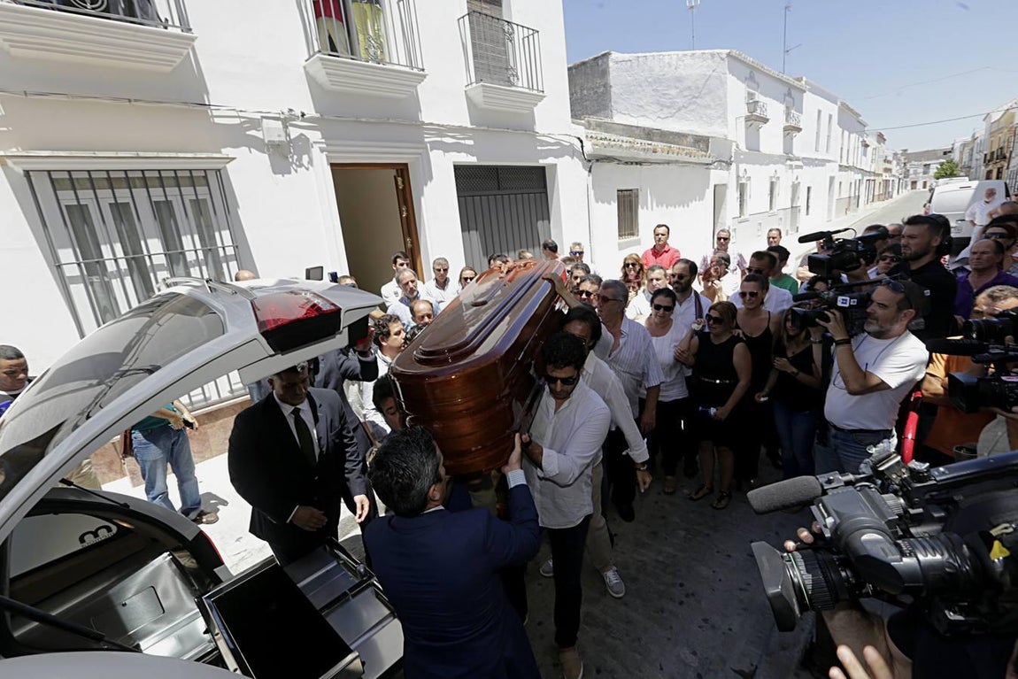 La localidad ha decretado tres días de luto oficial por la muerte de su artista más conocido