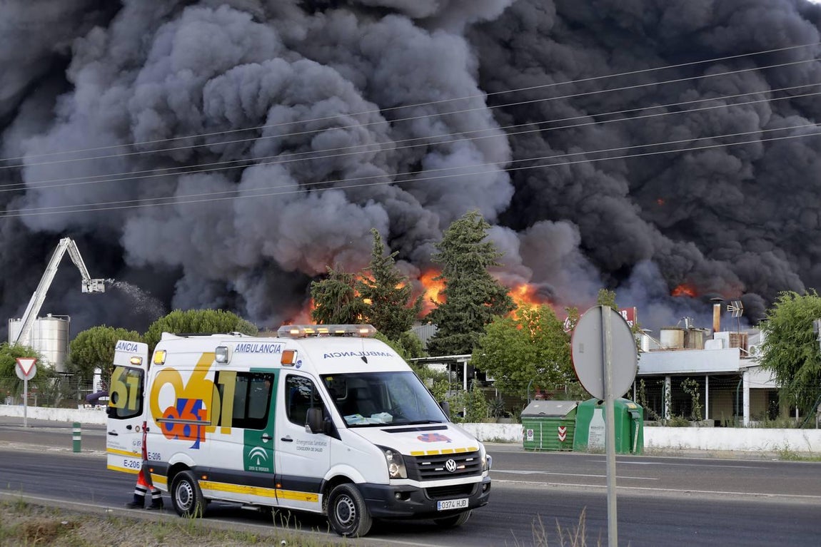 Las imágenes del impresionante fuego en la factoría nazarena
