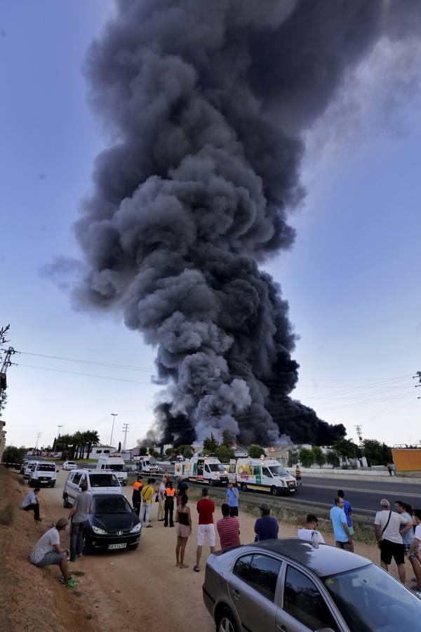 Las imágenes del impresionante fuego en la factoría nazarena