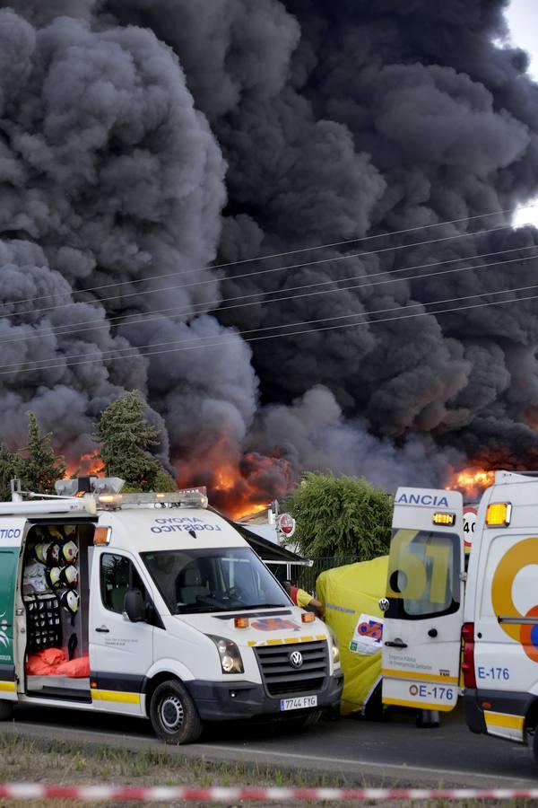 Las imágenes del impresionante fuego en la factoría nazarena