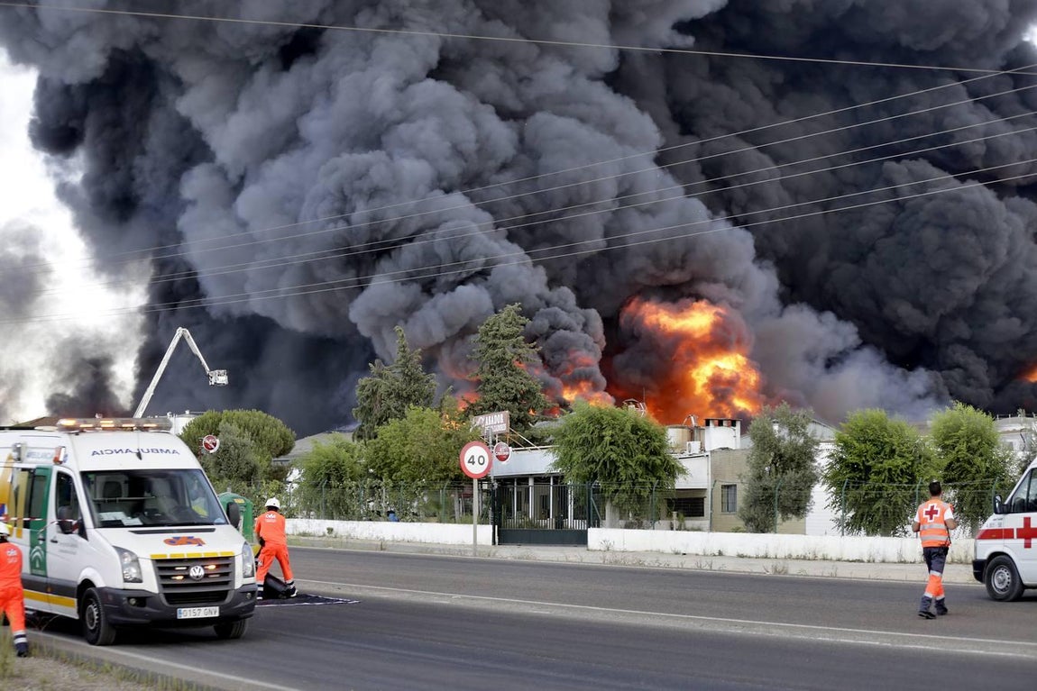 Las imágenes del impresionante fuego en la factoría nazarena