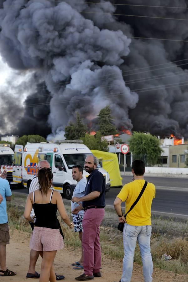 Las imágenes del impresionante fuego en la factoría nazarena